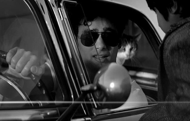 Agirlwalkshomealoneatnight04